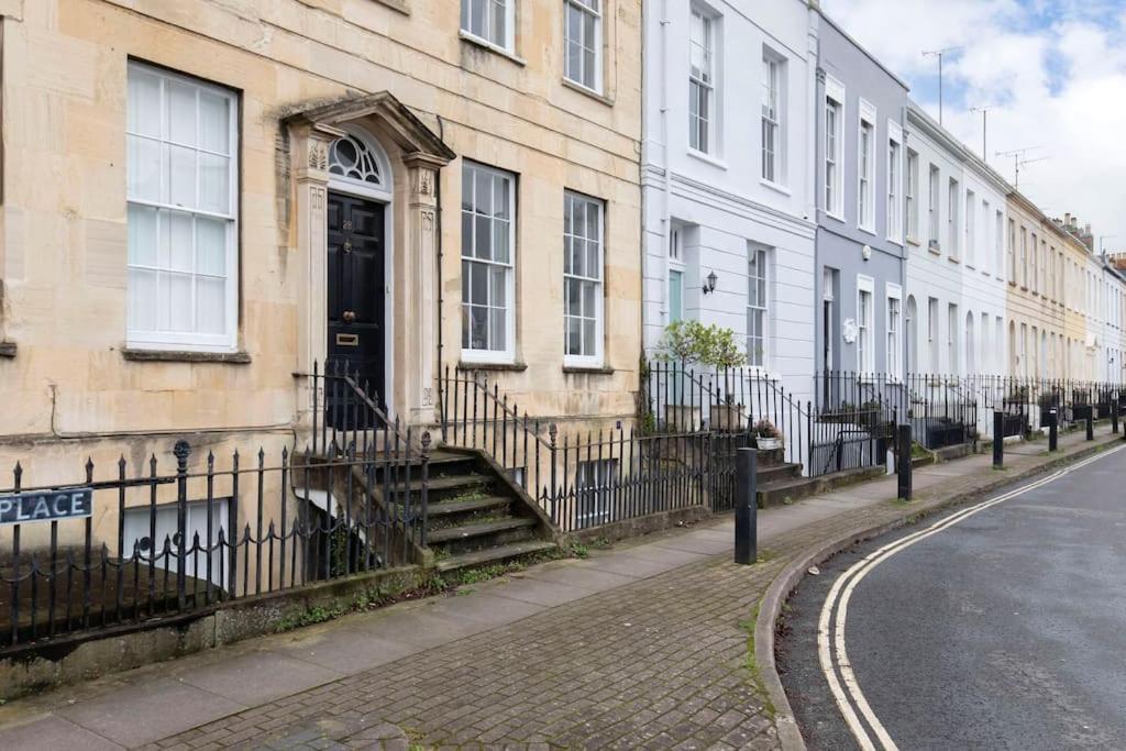 The Races, Portland Place. เชลเทนแฮม ภายนอก รูปภาพ